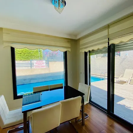 Kusadasi'nda Havuzlu Lux Miray A7